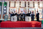 「新春浅草歌舞伎」初日鏡開きの様子。