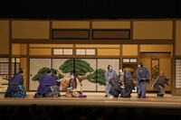 「双仮名手本三升 裏表忠臣蔵」夜の部より。(c)松竹