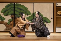 「双仮名手本三升 裏表忠臣蔵」夜の部より。(c)松竹