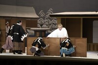 「双仮名手本三升 裏表忠臣蔵」夜の部より。(c)松竹