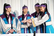 突然、和田琢磨（左から2番目）の手を取って「この腕に浮き上がる血管を見てください！ 本当にカッコいい!!」と報道陣に示す松井健太（右）。