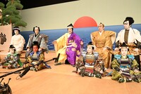 「この可愛らしい孫たち」と、前列の丑之助、眞秀、梅枝、種太郎、秀乃介を紹介する尾上菊五郎（中央）。