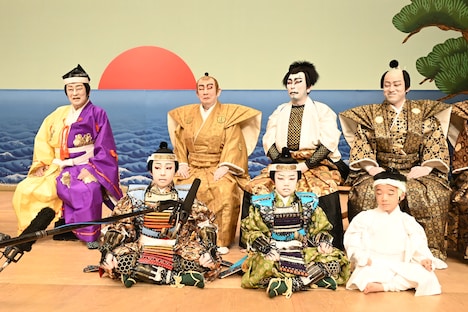 坂東彦三郎(後列左から3番目)