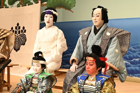 中村時蔵(後列左)