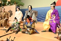 父・尾上菊之助のあとに襲名への意気込みを問われ、「……同じです（笑）」と答えた尾上丑之助（前列中央）。