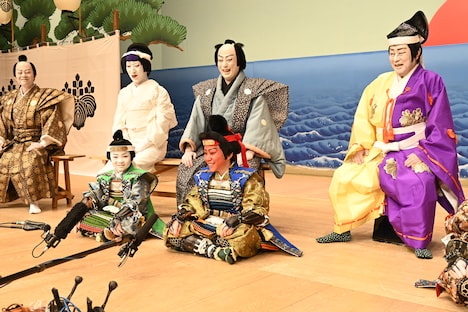 父・尾上菊之助のあとに襲名への意気込みを問われ、「……同じです(笑)」と答えた尾上丑之助(前列中央)。