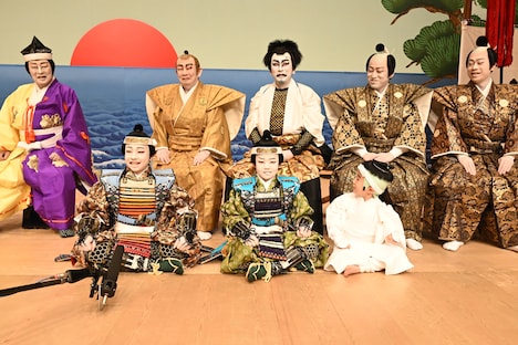 立廻りへの思いを語る尾上眞秀(前列左)。