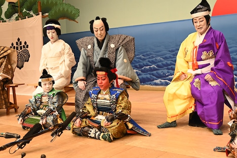 立廻りへの思いを語る尾上丑之助(前列右)。