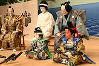 立廻りへの思いを語る中村梅枝（前列左）。