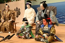 立廻りへの思いを語る中村梅枝（前列左）。