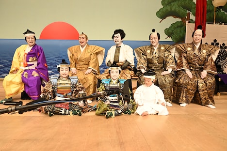 立廻りへの思いを語る最年少・中村秀乃介(前列中央)と、その愛らしさに思わず笑ってしまう共演者。