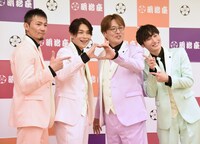 手と手を合わせてハートマークを作る白川裕二郎（中央左）と酒井一圭（中央右）。