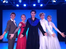 大阪・DAIHATSU 心斎橋角座のステージ上にて。OSK日本歌劇団「PRECIOUS STONES～片翼の碧」 に出演した、左から知颯かなで、羽那舞、登堂結斗、朔矢しゅう、雪妃詩。