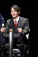 「明治座新春純烈公演」より、第1部「俺たちはダディじゃねえ！」の様子。（撮影：田中亜紀）