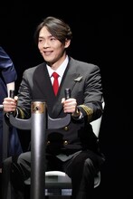 「明治座新春純烈公演」より、第1部「俺たちはダディじゃねえ！」の様子。（撮影：田中亜紀）