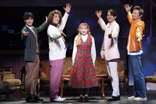 「明治座新春純烈公演」より、第1部「俺たちはダディじゃねえ！」の様子。（撮影：田中亜紀）