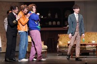 「明治座新春純烈公演」より、第1部「俺たちはダディじゃねえ！」の様子。（撮影：田中亜紀）