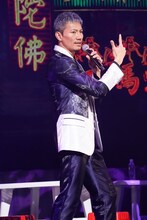 「明治座新春純烈公演」より、第2部「純烈コンサート2025『BIG♨LOVE』」の様子。（撮影：田中亜紀）