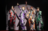 「明治座新春純烈公演」より、第2部「純烈コンサート2025『BIG♨LOVE』」の様子。（撮影：田中亜紀）