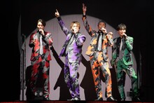 「明治座新春純烈公演」より、第2部「純烈コンサート2025『BIG♨LOVE』」の様子。（撮影：田中亜紀）