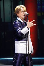 「明治座新春純烈公演」より、第2部「純烈コンサート2025『BIG♨LOVE』」の様子。（撮影：田中亜紀）