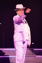 「明治座新春純烈公演」より、第2部「純烈コンサート2025『BIG♨LOVE』」の様子。（撮影：田中亜紀）