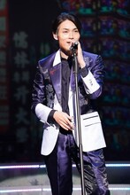 「明治座新春純烈公演」より、第2部「純烈コンサート2025『BIG♨LOVE』」の様子。（撮影：田中亜紀）
