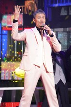 「明治座新春純烈公演」より、第2部「純烈コンサート2025『BIG♨LOVE』」の様子。（撮影：田中亜紀）