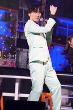 「明治座新春純烈公演」より、第2部「純烈コンサート2025『BIG♨LOVE』」の様子。（撮影：田中亜紀）