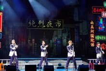 「明治座新春純烈公演」より、第2部「純烈コンサート2025『BIG♨LOVE』」の様子。（撮影：田中亜紀）