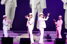 「明治座新春純烈公演」より、第2部「純烈コンサート2025『BIG♨LOVE』」の様子。（撮影：田中亜紀）