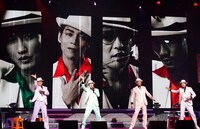 「明治座新春純烈公演」より、第2部「純烈コンサート2025『BIG♨LOVE』」の様子。（撮影：田中亜紀）