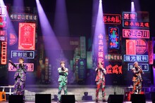 「明治座新春純烈公演」より、第2部「純烈コンサート2025『BIG♨LOVE』」の様子。（撮影：田中亜紀）