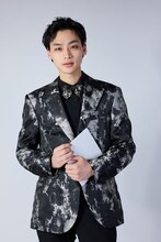 平井亜門のキャストビジュアル。