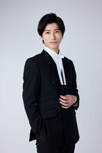 奥谷知弘のキャストビジュアル。