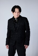 佐藤アツヒロのキャストビジュアル。