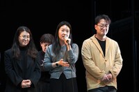 脚本・演出を手がけたパク・ヘリム（中央）。