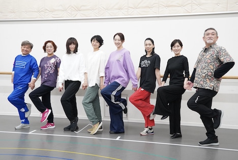 左から内場勝則、楠見薫、東風万智子、小島聖、紅ゆずる、遠藤久美子、大路恵美、後藤ひろひと。