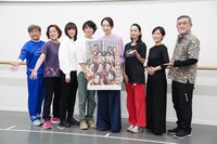 左から内場勝則、楠見薫、東風万智子、小島聖、紅ゆずる、遠藤久美子、大路恵美、後藤ひろひと。