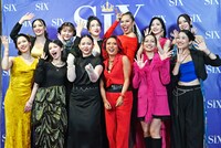 ミュージカル「SIX」日本キャスト版の出演者。上段左から鈴木瑛美子、田村芽実、原田真絢、エリアンナ、鈴木愛理、和希そら。下段左からソニン、皆本麻帆、遥海、菅谷真理恵、豊原江理佳、斎藤瑠希。