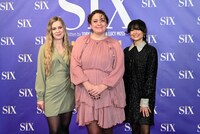 ミュージカル「SIX」スタッフ。左からケイティ・リチャードソン（音楽スーパーバイザー補）、アレクサンドラ・スペンサー・ジョーンズ（演出補）、ニコール・ボンジー（振付補）。