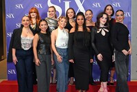 ミュージカル「SIX」来日版の出演者。上段左からミリー・ウィローズ、エリン・サマーヘイズ、ローレン・サント＝クイーン、イジー・フォームバイ＝ジャクソン、エズメ・ローテーロ。下段左からビリー・カー、イナ・トレスヴァレス、リバティ・ストッター、ハンナ・ヴィクトリア、リジー・エメリー、エイローズ・ロード。