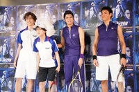 越前リョーマ役の竹内雄大（左から2番目）が、リストバンド着用忘れのハプニングを謝罪する様子。