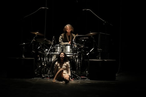 room. Onaya Rion／女屋理音 ―身体と音を探る― vol.1「朝ぎりの中に」より。（撮影：立川一光）