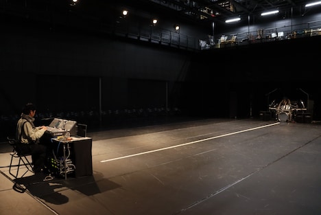 room. Onaya Rion／女屋理音 ―身体と音を探る― vol.1「朝ぎりの中に」より。（撮影：立川一光）