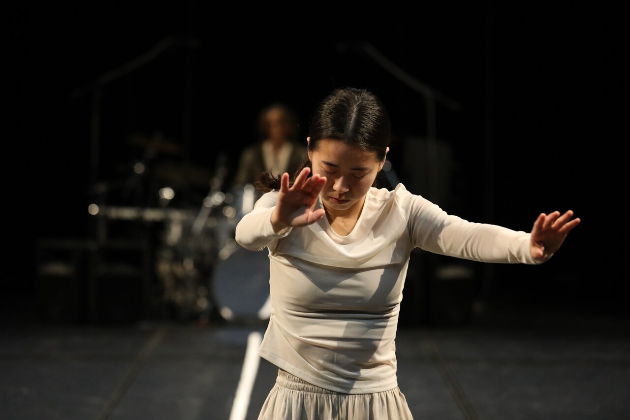 音楽と踊りが揺らす空気に身を浸して、女屋理音「朝ぎりの中に」開幕