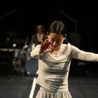 音楽と踊りが揺らす空気に身を浸して、女屋理音「朝ぎりの中に」開幕