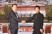 現・帝国劇場ロビーで行われた、新・帝国劇場の概要に関する記者発表会の様子。左から東宝の池田篤郎常務、小堀哲夫。