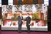 現・帝国劇場ロビーで行われた、新・帝国劇場の概要に関する記者発表会の様子。左から東宝の池田篤郎常務、小堀哲夫。