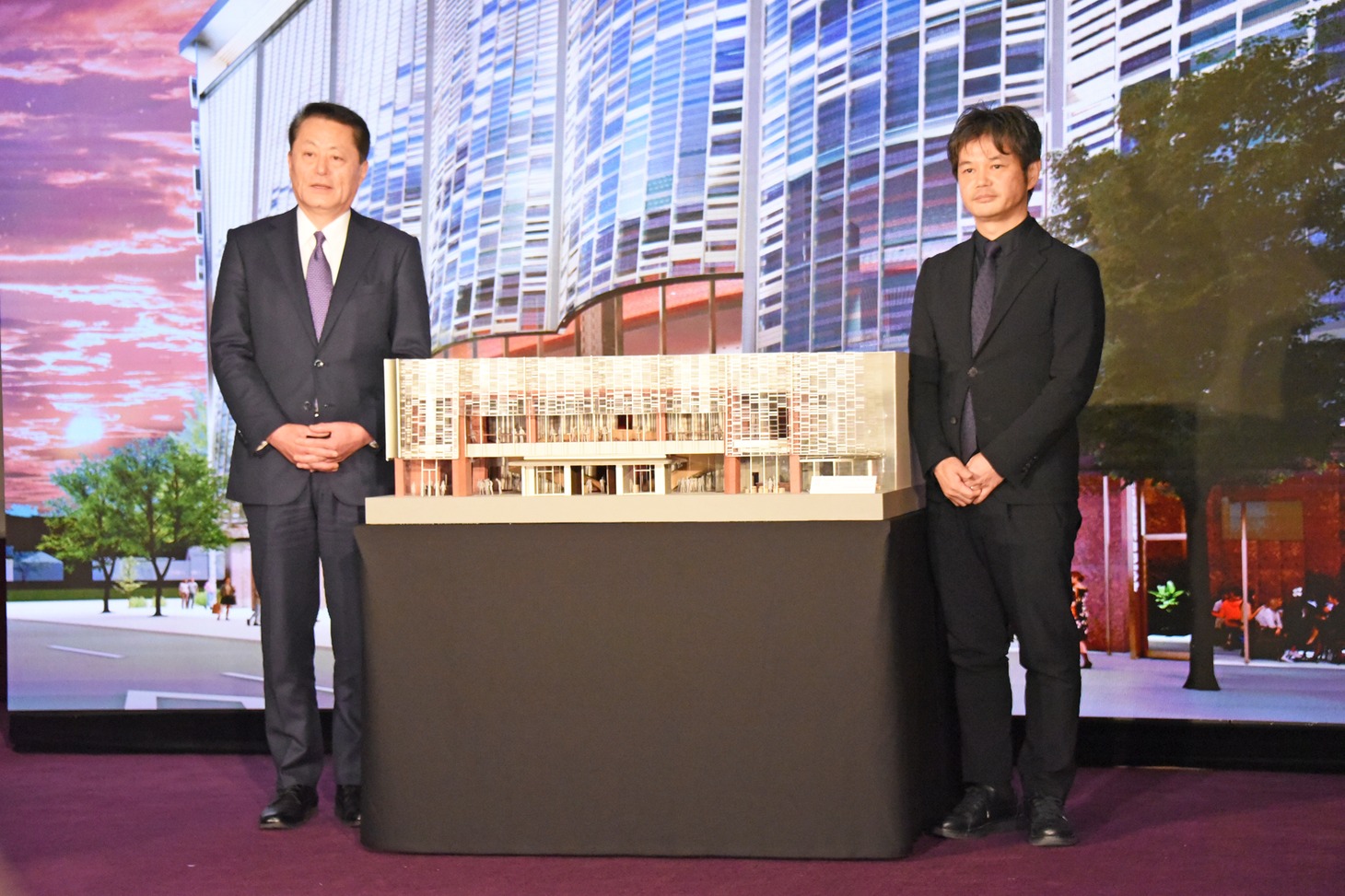 新・帝国劇場の概要に関する記者発表会の様子。左から東宝の池田篤郎常務、小堀哲夫。中央は新・帝国劇場の模型。